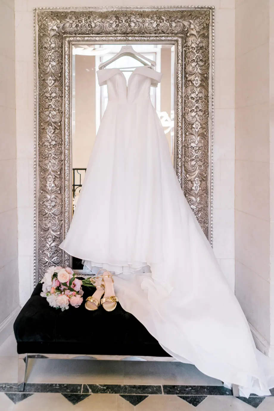 Robe de mariée chic pour un mariage romantique en France avec RDV Events, organisateur de mariages pour étrangers