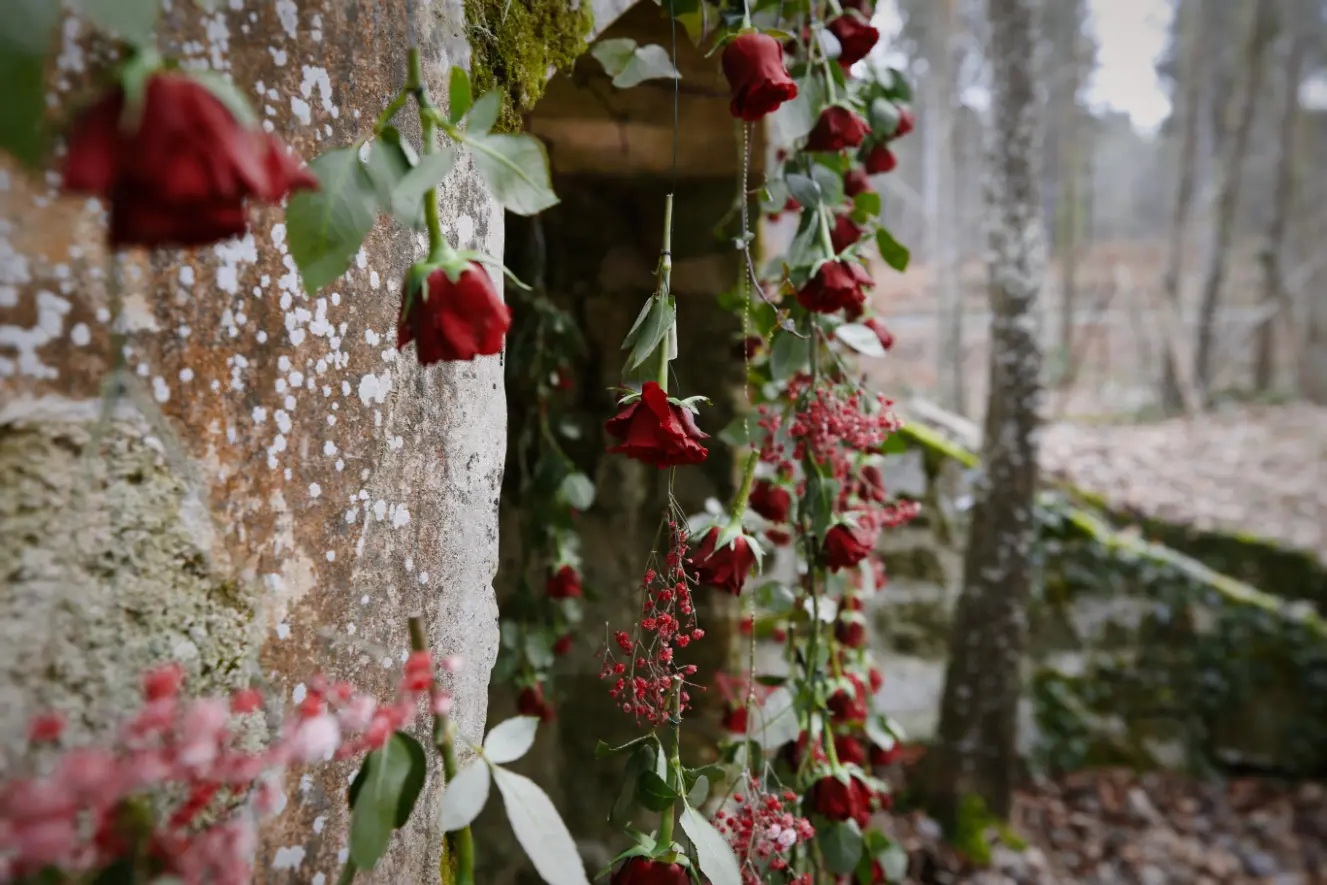 Décoration de mariage romantique avec fleurs suspendues, ambiance poétique et élégante pour un mariage raffiné