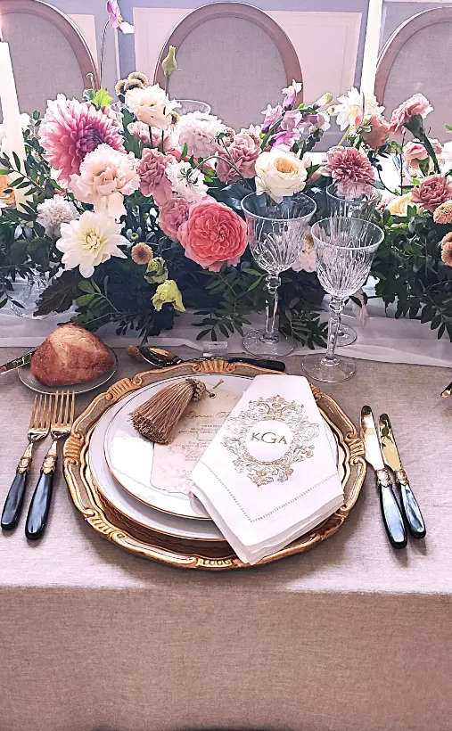 Détails de décoration de mariage avec table personnalisée, fleurs et papeterie élégante pour un mariage sur mesure